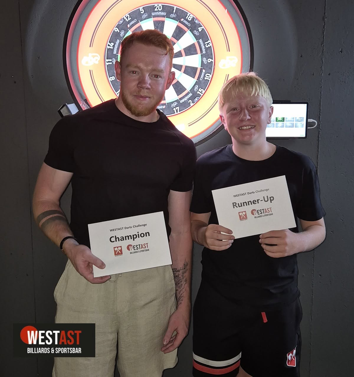 Zwei Teilnehmende mit ihren Urkunden bei der WESTAST Darts Challenge