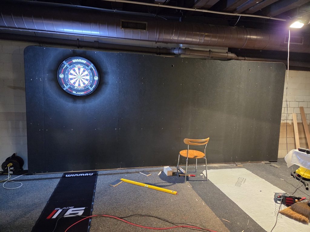 Umbauaufnahme 3: Bar, Dart und Küche nehmen Form an
