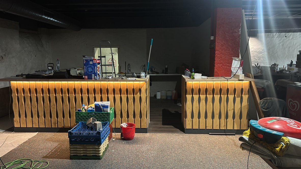 Umbauaufnahme 5: Bar, Dart und Küche nehmen Form an